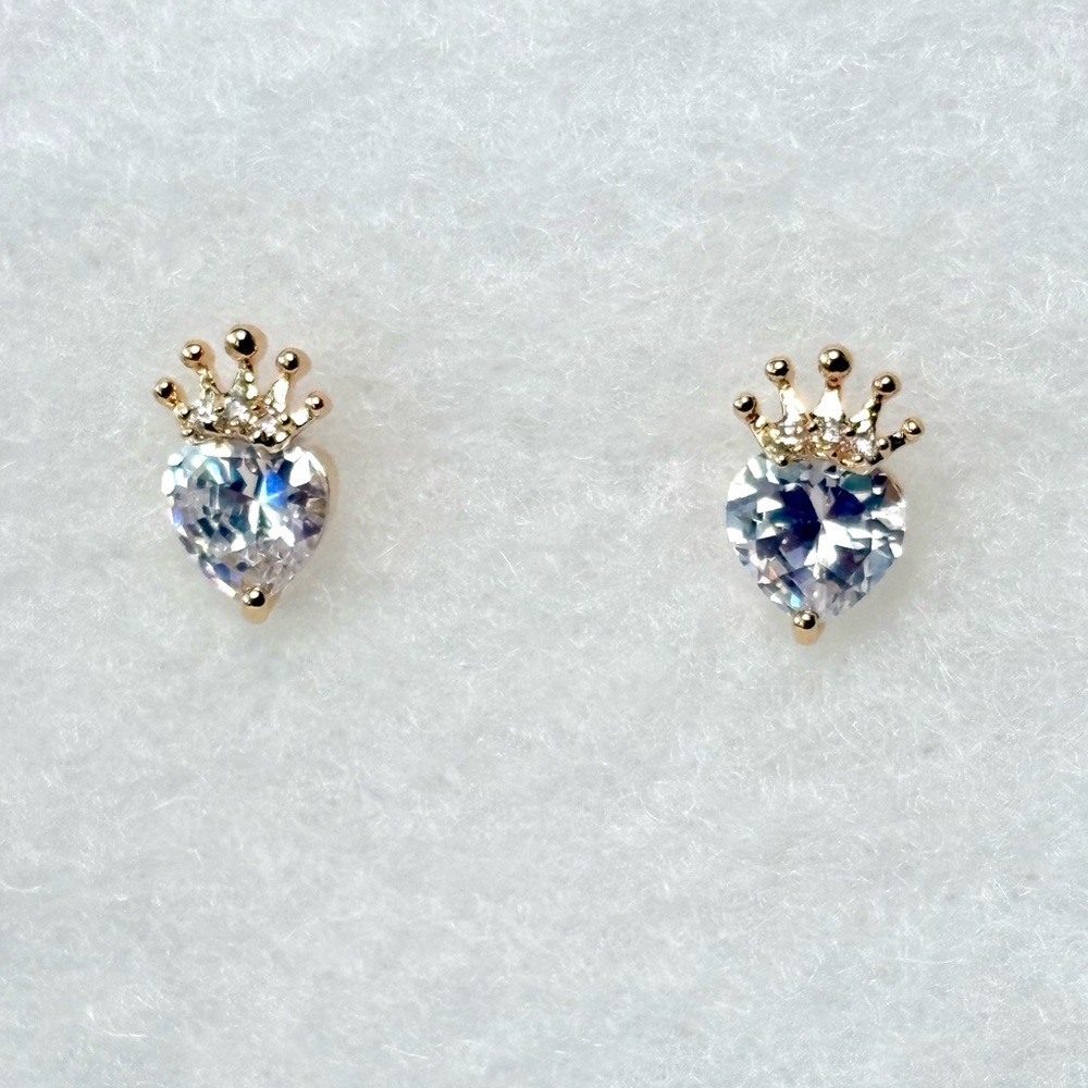 Gold Crown‎ Heart Earrings - Picture 8 of 14